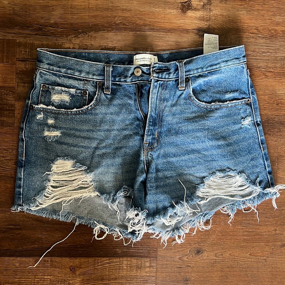 Abercrombie & fitch distressed mid rise boyfriend short! Size 30/10